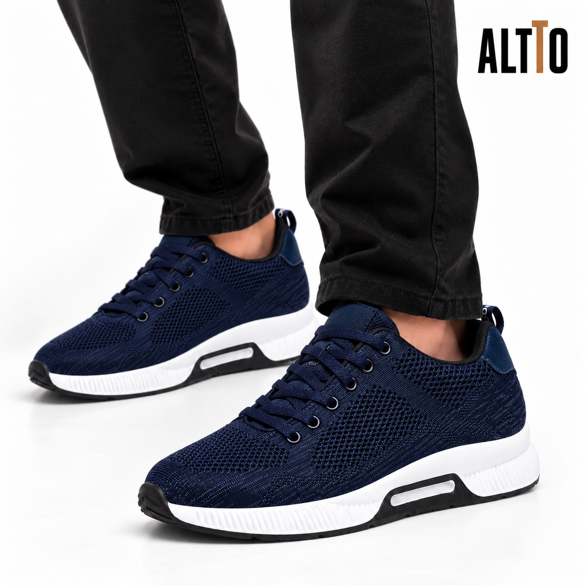ALTTO SPORT azul marino puesta con jeans