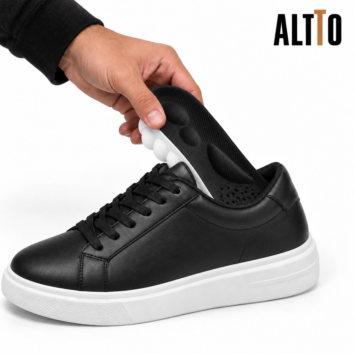 ALTTO CLOUD negra entrando en una zapatilla