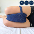 Almohada Cloud con correa puesta entre las rodillas